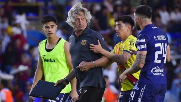 Derriba Noé Topete, jugador de Celaya, a Norberto Scoponi, entrenador de Morelia