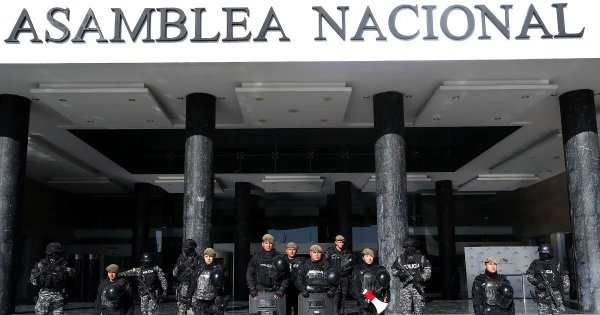 En medio de crisis por 'muerte cruzada', presidente de Ecuador disuelve el Parlamento y convoca a elecciones