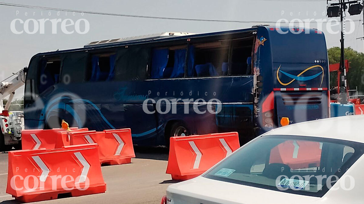 Vuelcan estudiantes de La Salle León en Celaya al regreso de concierto en CDMX