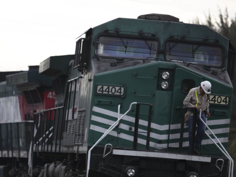 AMLO expropia vías del tren a Grupo México, empresa prepara acciones legales