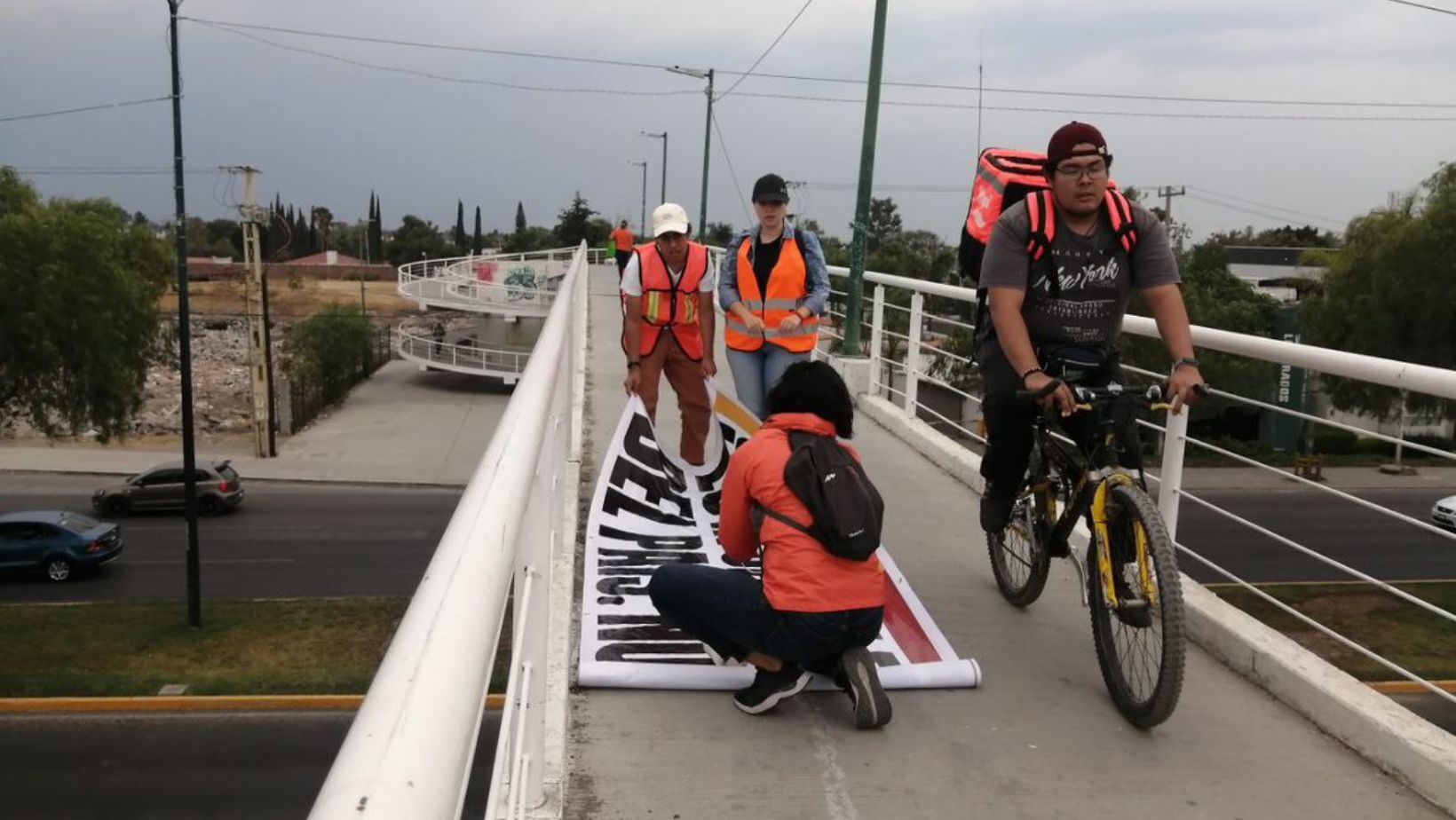 Colectivos de ciclistas exhiben manta sobre inseguridad en calles de León