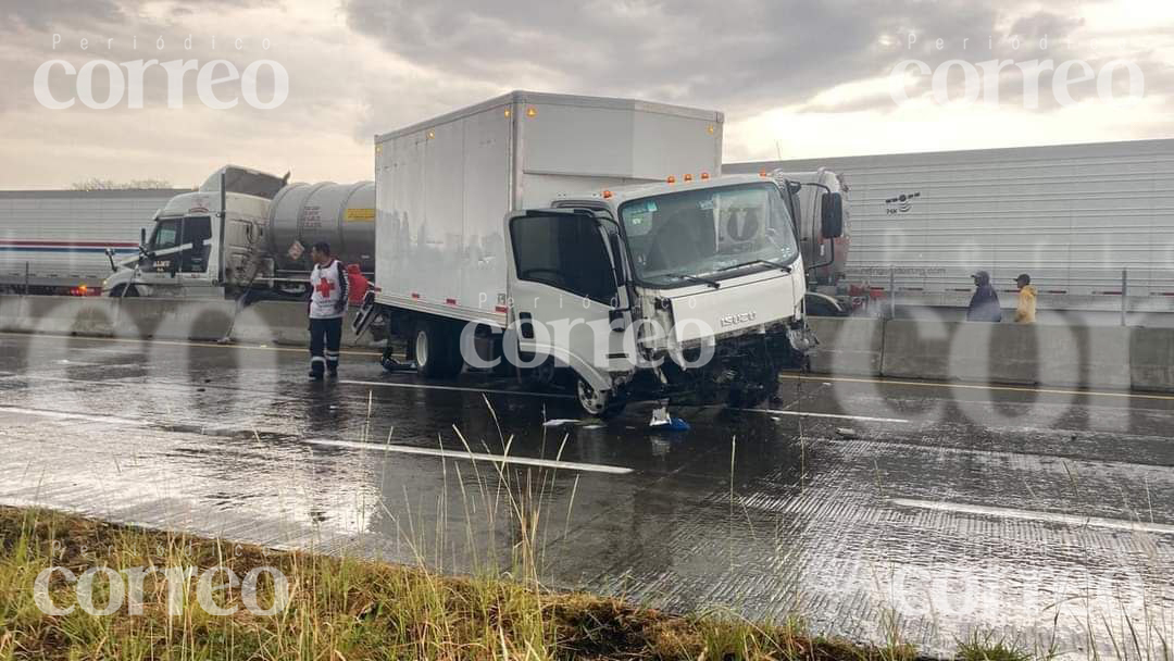 Lluvia causa carambola en carretera de Pénjamo, hay tres vehículos afectados