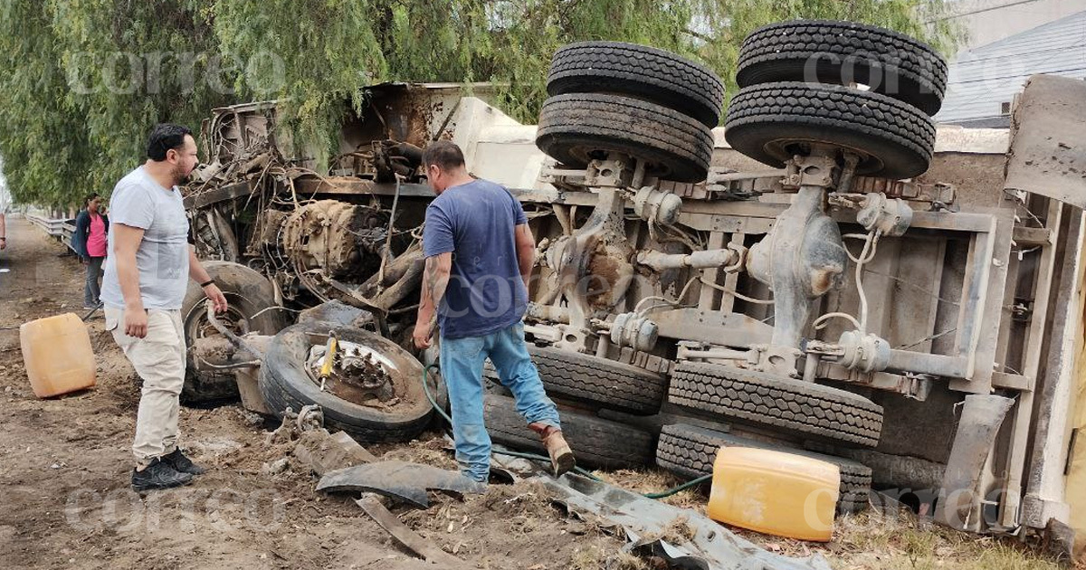 Camión de carga se voltea en la avenida Constituyentes de Celaya