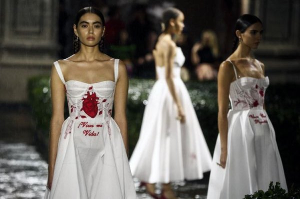 Cierran desfile de Dior con mensaje feminista y 'Canción sin miedo'