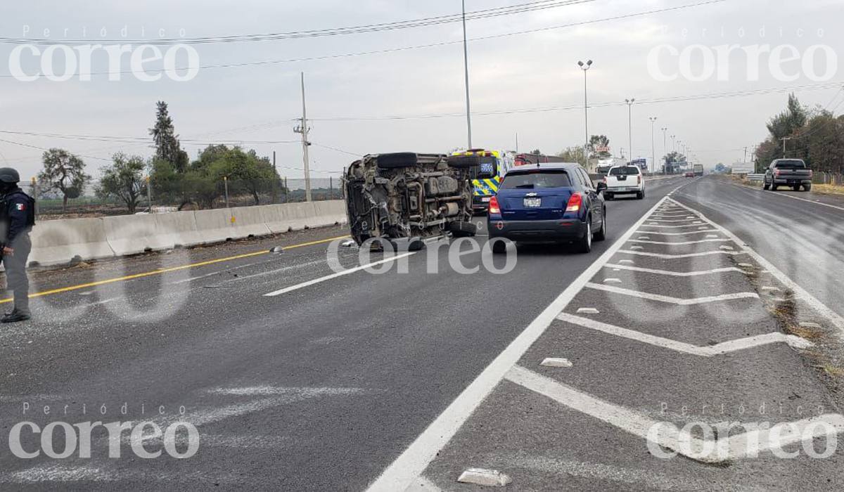 Conductor sale ileso tras volcar en carretera Pénjamo-Abasolo