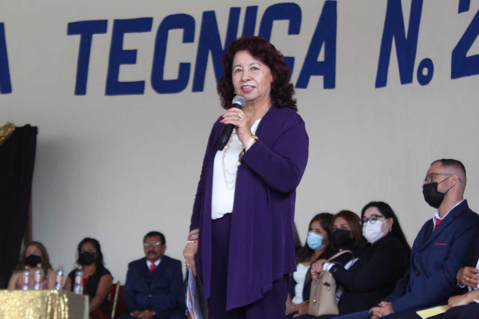 Maestra Ardelia cumple 52 años de servicio a la labor de educar en Guanajuato