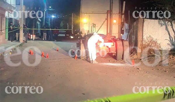 Asesinan a hombre dentro de cabina de trailer en San José Iturbide