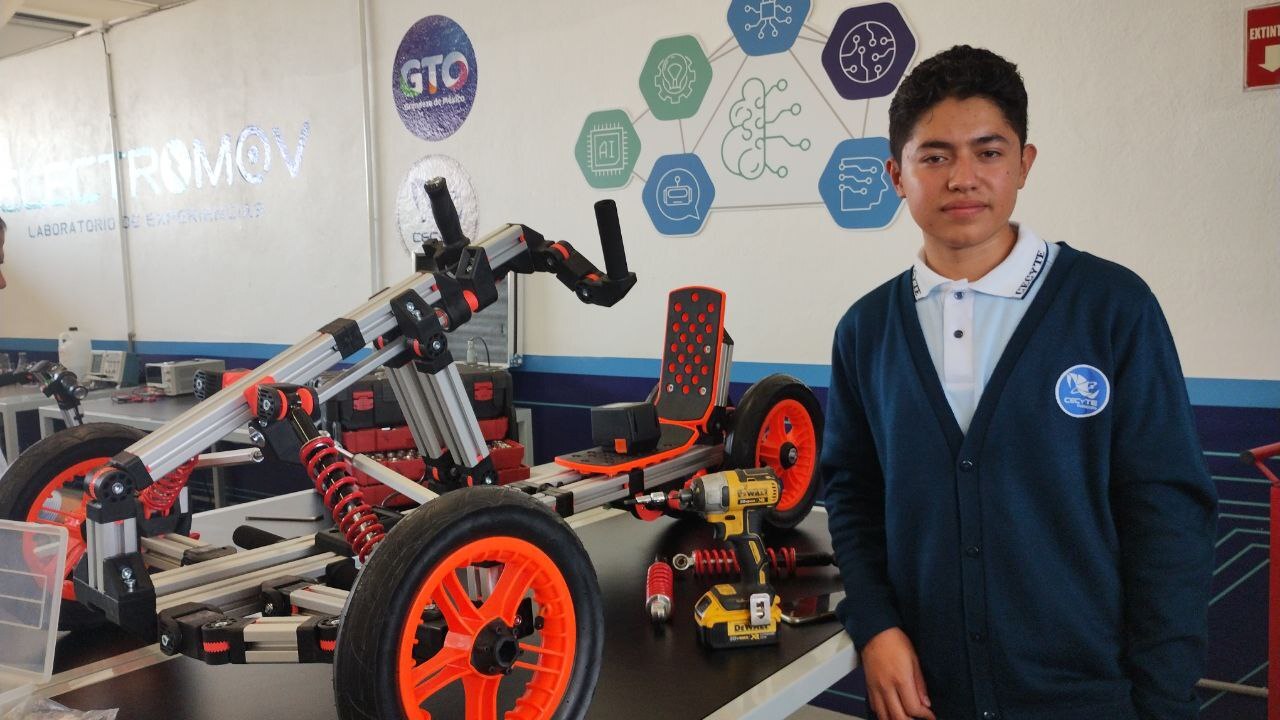 Él es Alexis, el joven de Silao que sueña con diseñar los autos eléctricos del futuro