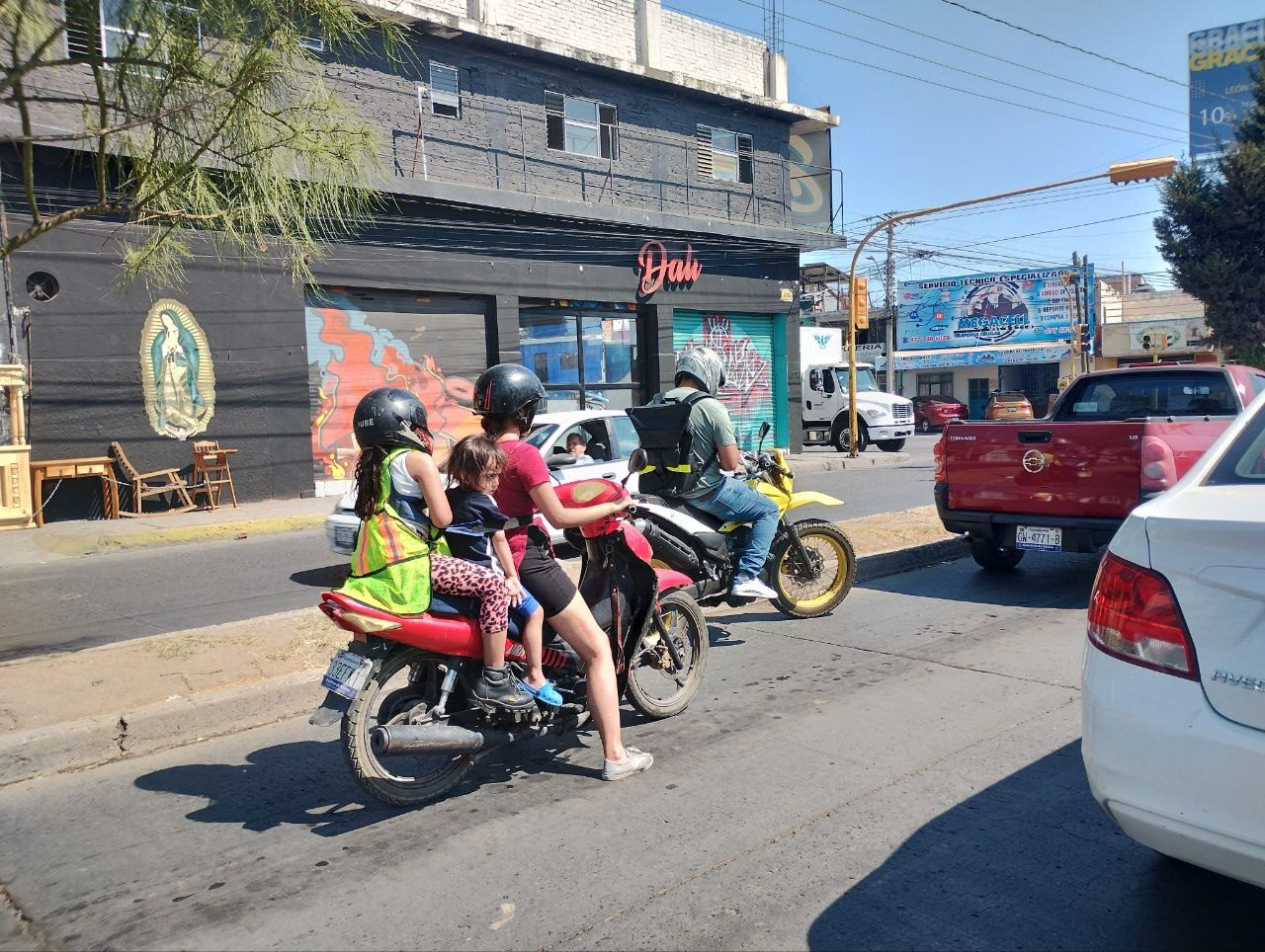 Pese a accidentes y nuevo reglamento vial en León, niños viajan sin protección en motocicletas 