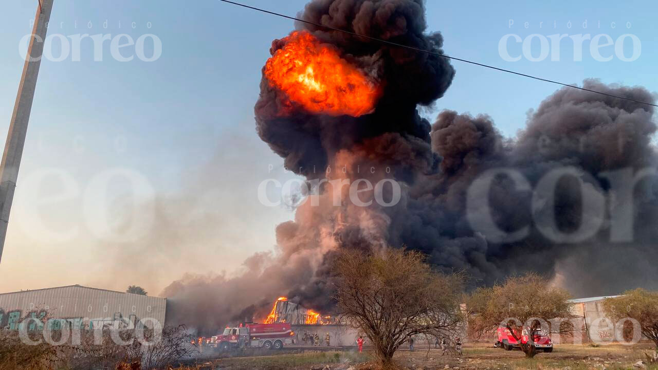 Incendio en León, Guanajuato provoca colosales columnas de humo y explosiones