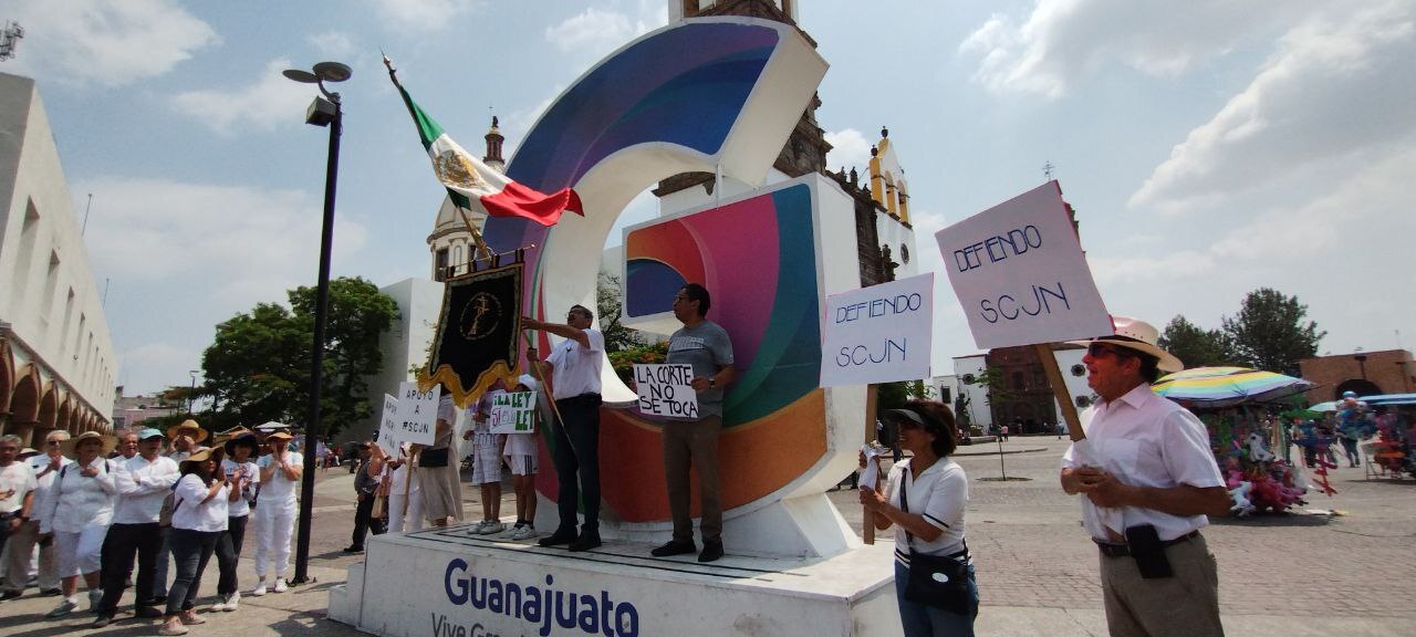 Marchan en Guanajuato en defensa de la SCJN: “Presidente entiende la Corte no se vende“