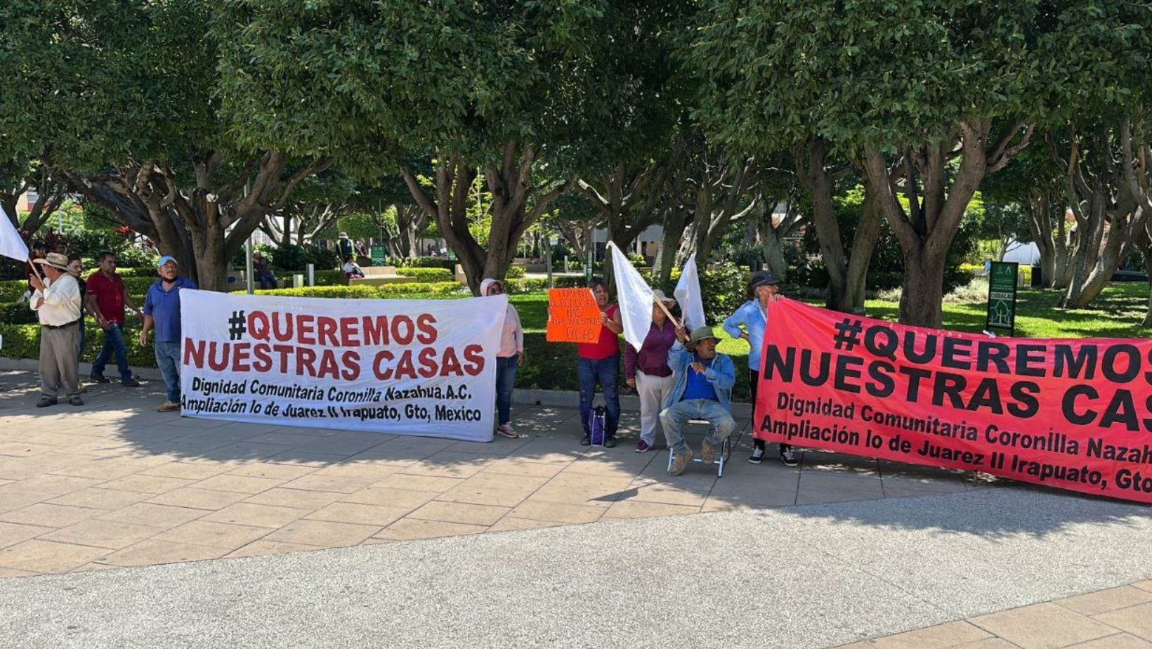 Habitantes de Lo de Juárez se manifiestan en 'Miércoles ciudadano', exigen devolución de sus casas