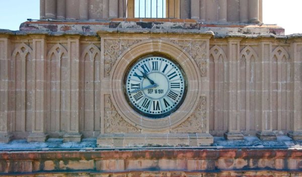 Detienen el tiempo en San Miguel de Allende, reparan el reloj público