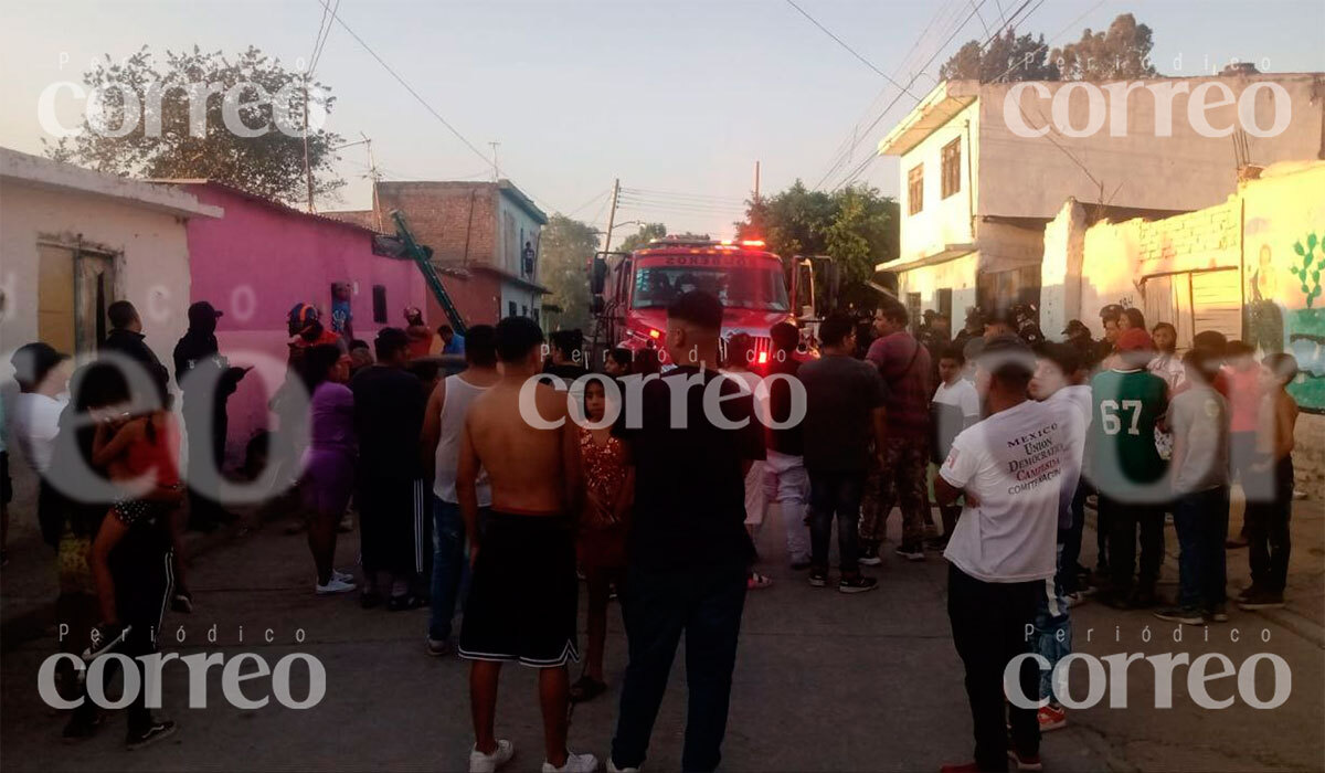 Por venganza incendian casa en la colonia Josefa Ortiz de Irapuato, vecinos se unen para apagarla 