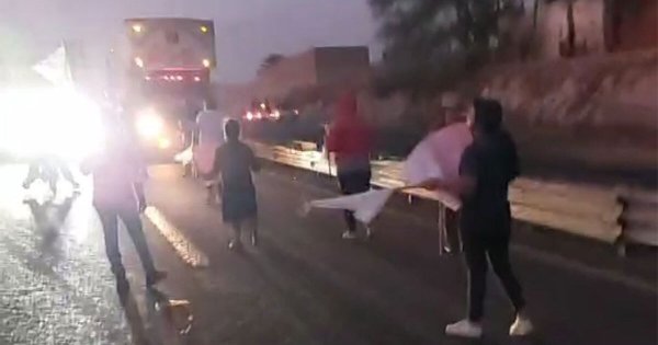 Dignidad Coronilla Nazahua toman carretera en Irapuato en protesta por desalojo en Lo de Juárez