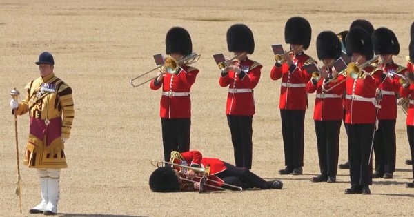 Intenso calor en Londres provoca que miembros de la Guardia Real se desmayen 