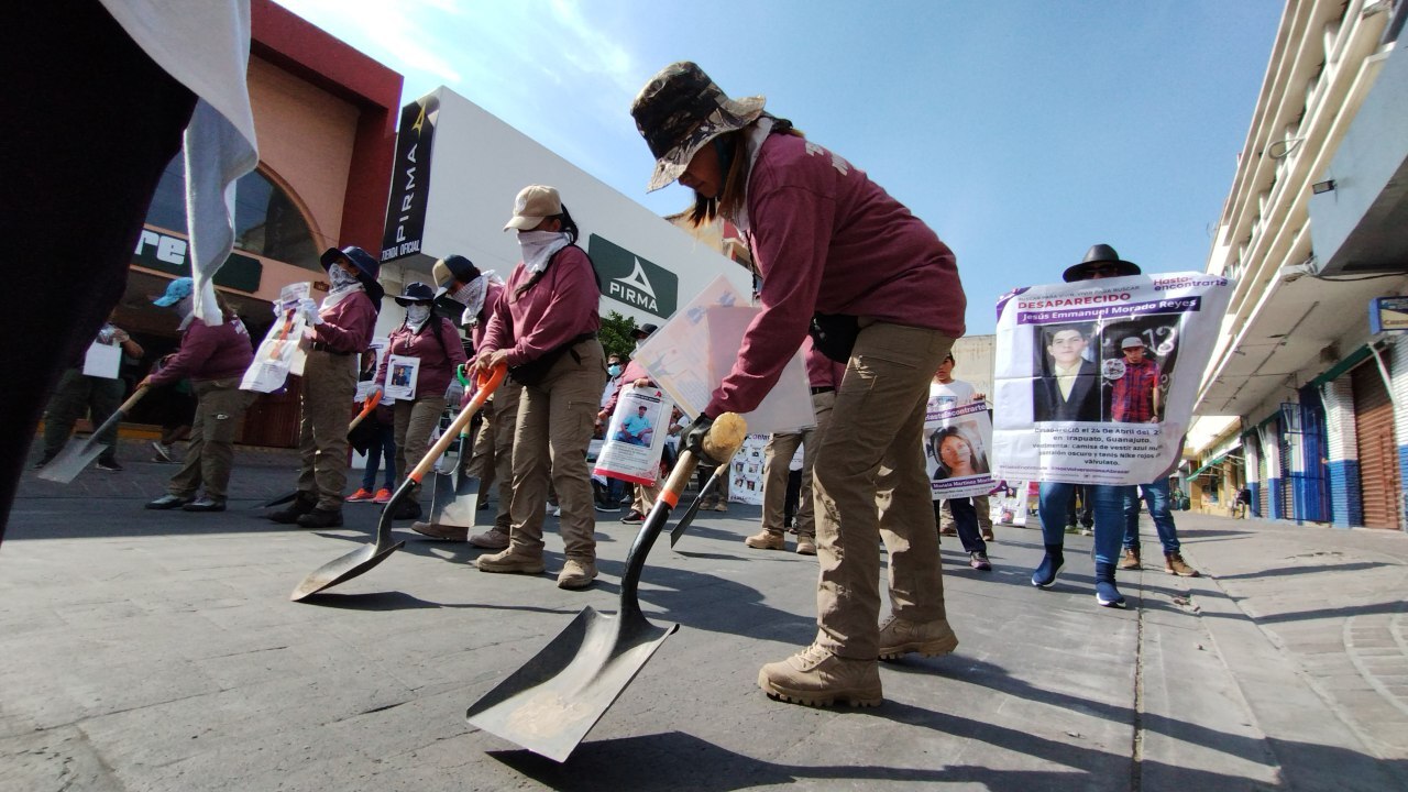 'Vergonzoso que a desaparecidos en Guanajuato los desentierren familias y la autoridad solo mire': obispo