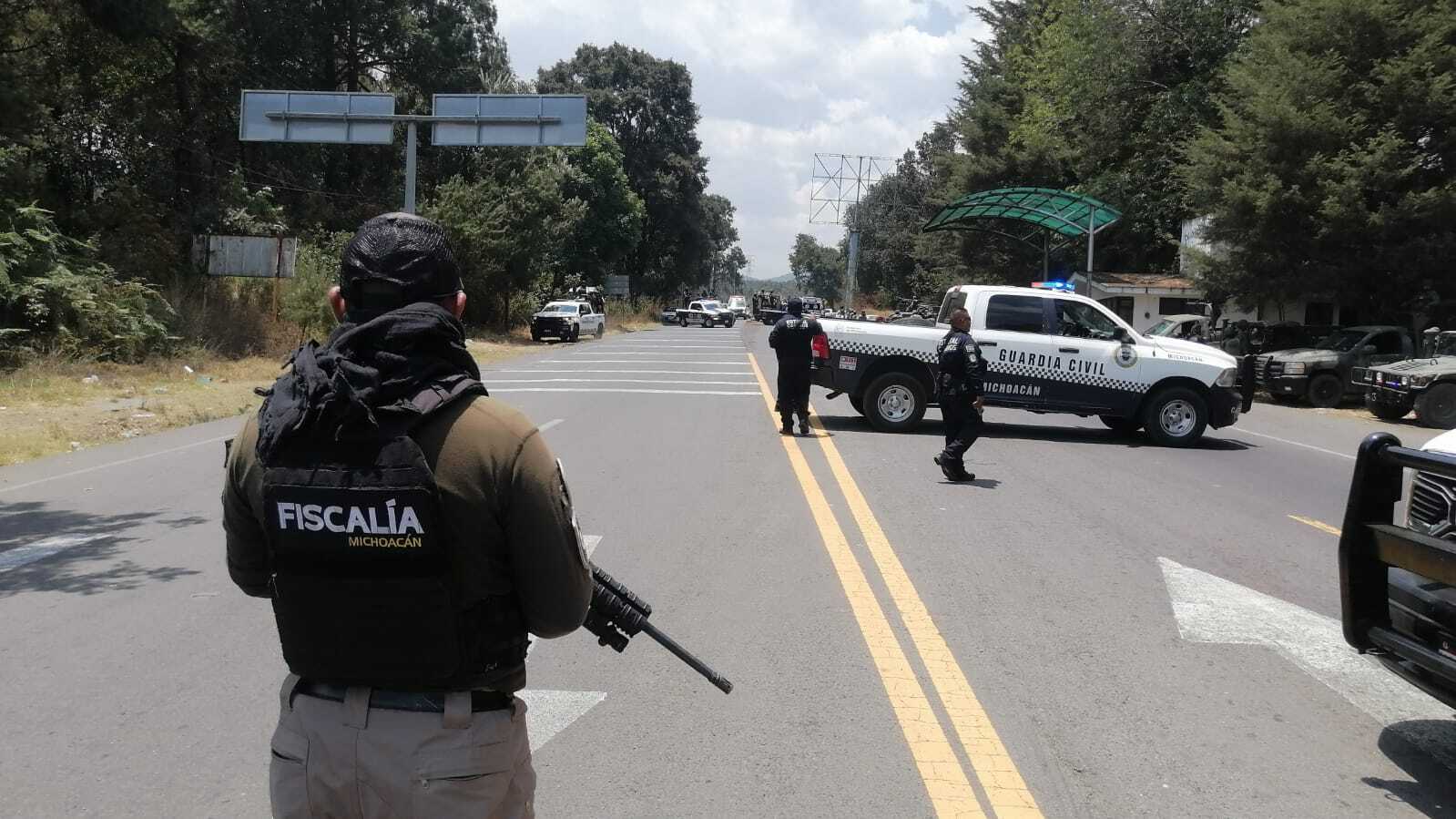 Bloqueos y enfrentamientos entre comuneros y grupo armado aterran a habitantes de Uruapan, Michoacán