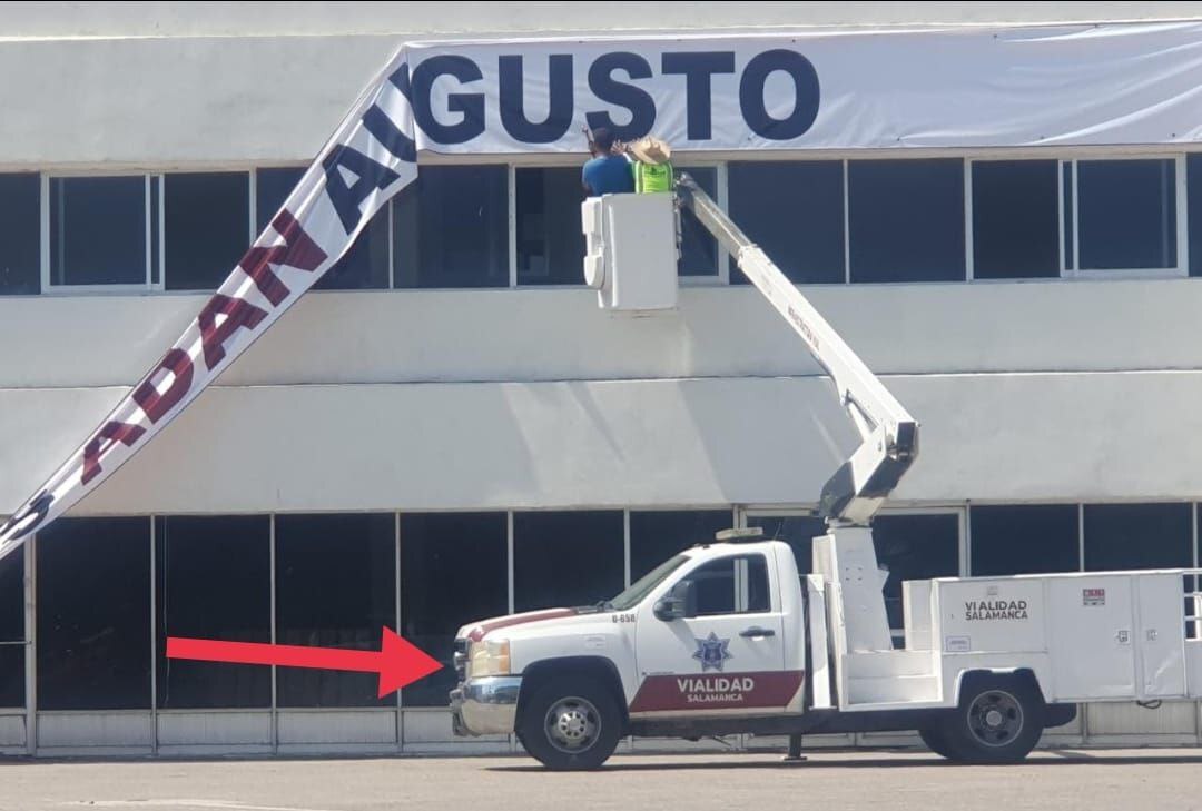 Usan camioneta oficial de gobierno para pegar publicidad de Adán Augusto en Salamanca