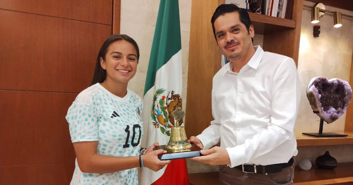 La futbolista Alice Soto se reúne con el alcalde de Salamanca; pide más apoyos para los atletas