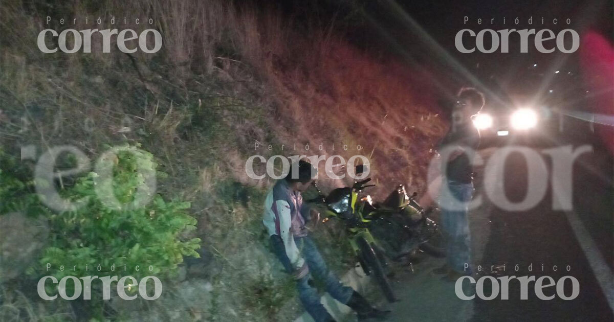 Motociclistas derrapa en la carretera Acámbaro – Salvatierra y quedan heridos 