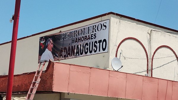 Con lonas, sindicato petrolero de Salamanca muestra su apoyo a Adán Augusto