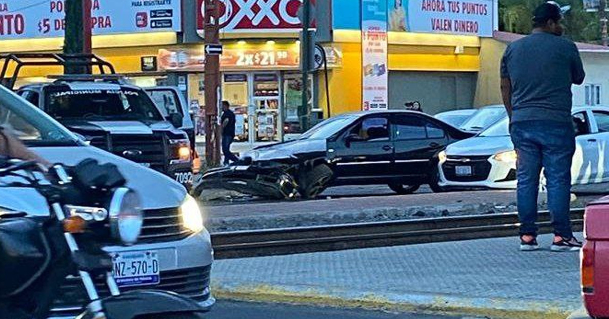 Patrulla de la Policía de Celaya choca con un auto particular; hay un oficial herido