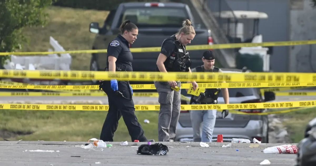 Balacera en centro comercial de Chicago deja 19 heridos y un muerto