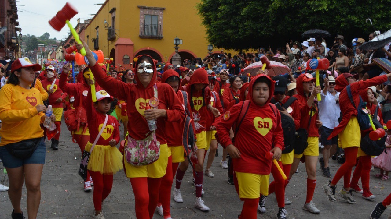 Desfile de los Locos en San Miguel de Allende reune a 130 mil personas en colorido festejo