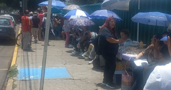 Derechohabientes del IMSS Irapuato piden clemencia ante la espera bajo los rayos del sol 