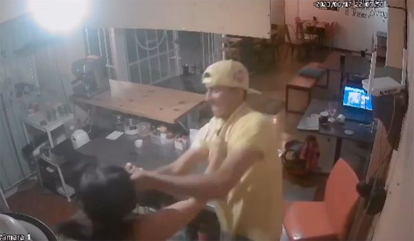 Buscan a ladrón de cafetería de San Isidro, en León que golpeó y robó a empleada