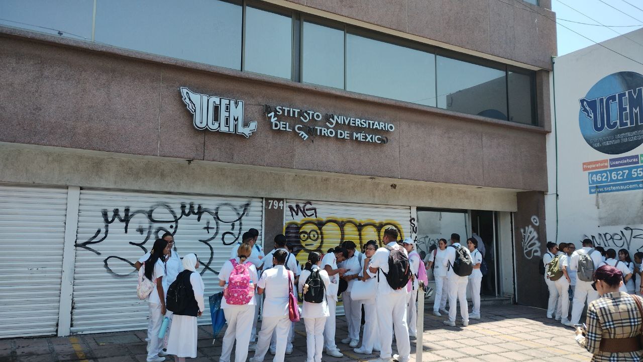 Estudiantes de Enfermería de UCEM protestan por mejor infraestructura; amagan con ir a paro 