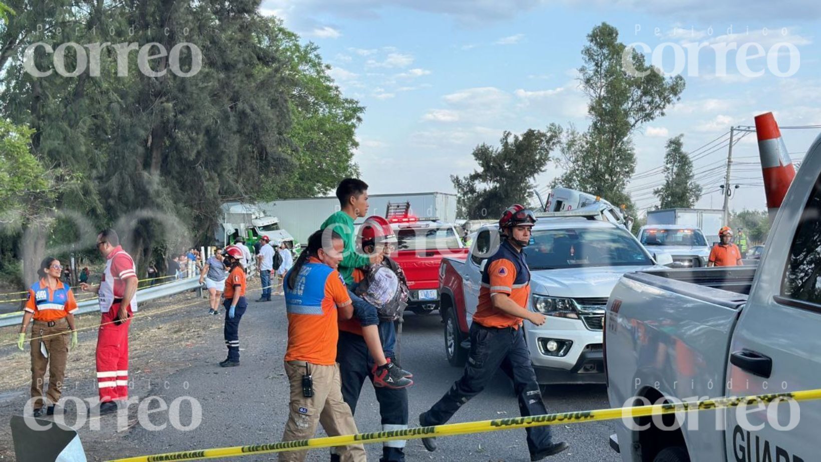 Al menos 20 personas lesionadas y una persona muerta fue el saldo de accidente sobre la Irapuato-Salamanca