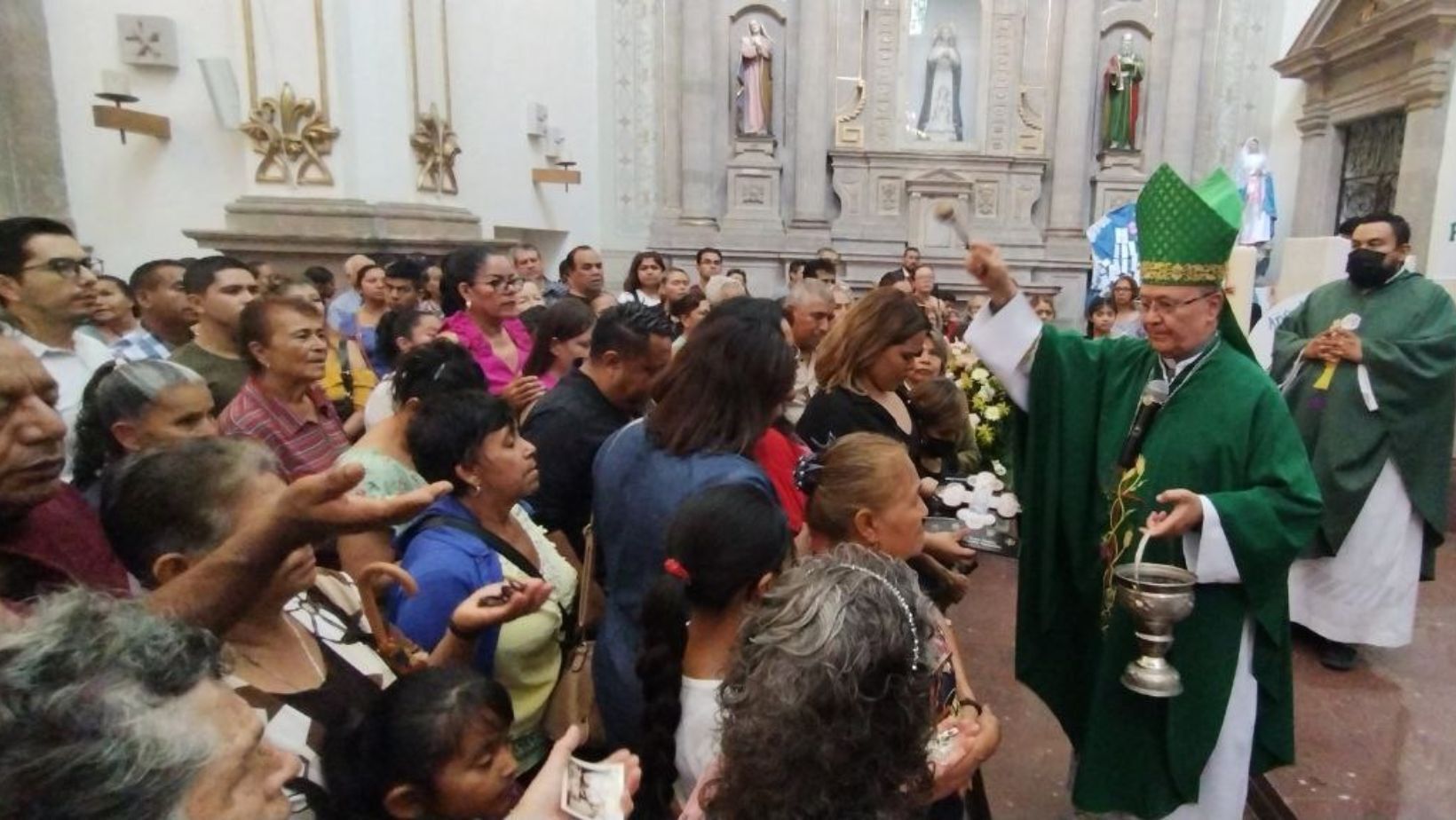 Luto y solidaridad: ante violencia en Guanajuato obispo Enrique Díaz llama a la paz y al respeto por comunidad LGBT