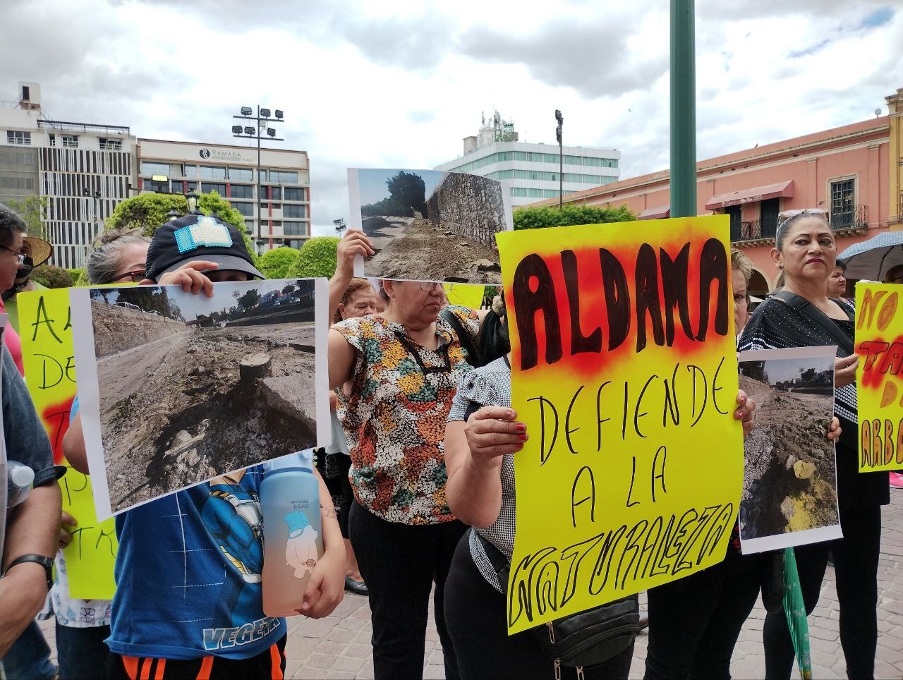 Adultos mayores de León marchan a Presidencia en reclamo por tala de árboles, piden plantar uno por fachada 