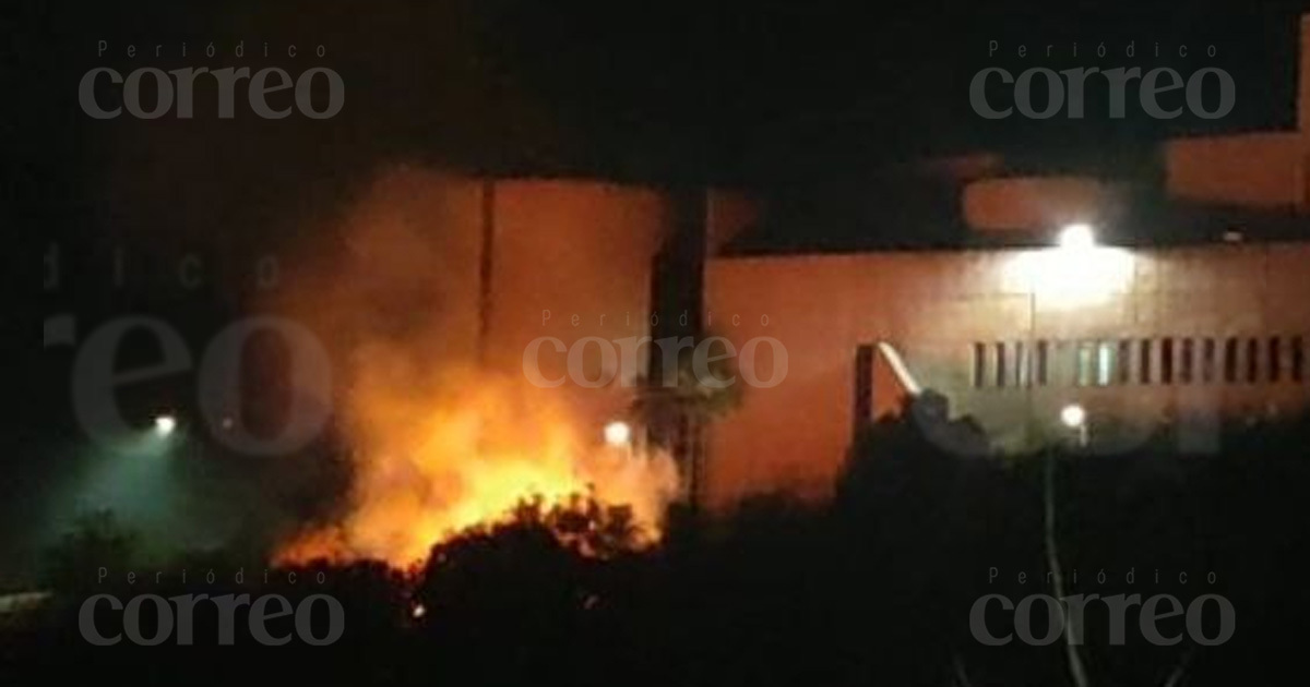 Reportan incendio pastizal en el Auditorio del Estado en Guanajuato; habría sido provocado