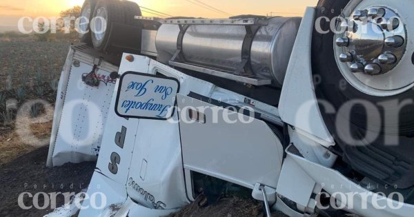 Tráiler se vuelca en la carretera Pénjamo-La Piedad y dejó un herido 