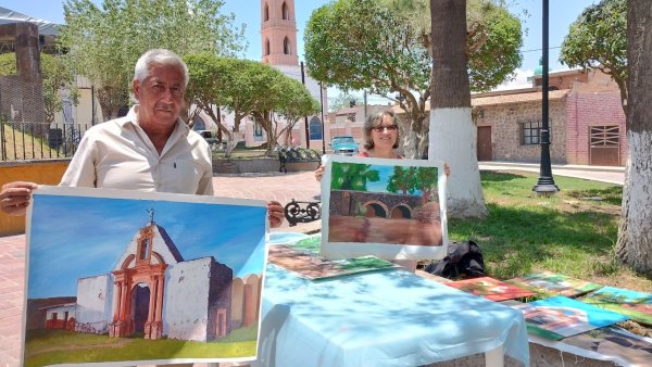 Ocampo: el profe Adrián viaja desde Silao para plasmar arquitectura en lienzos