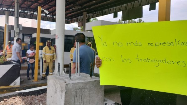 Protestan empleados de la carretera Salamanca-Morelia y liberan casetas de cobro en Uriangato