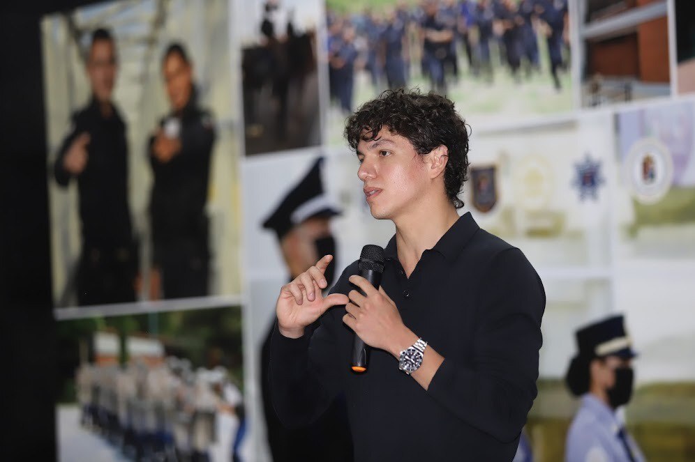 Bailarín Isaac Hernández da plática a cadetes graduados de la SSP en León 