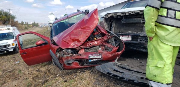 Carambola de autos en carretera federal Pénjamo-Abasolo dejó dos lesionados graves 