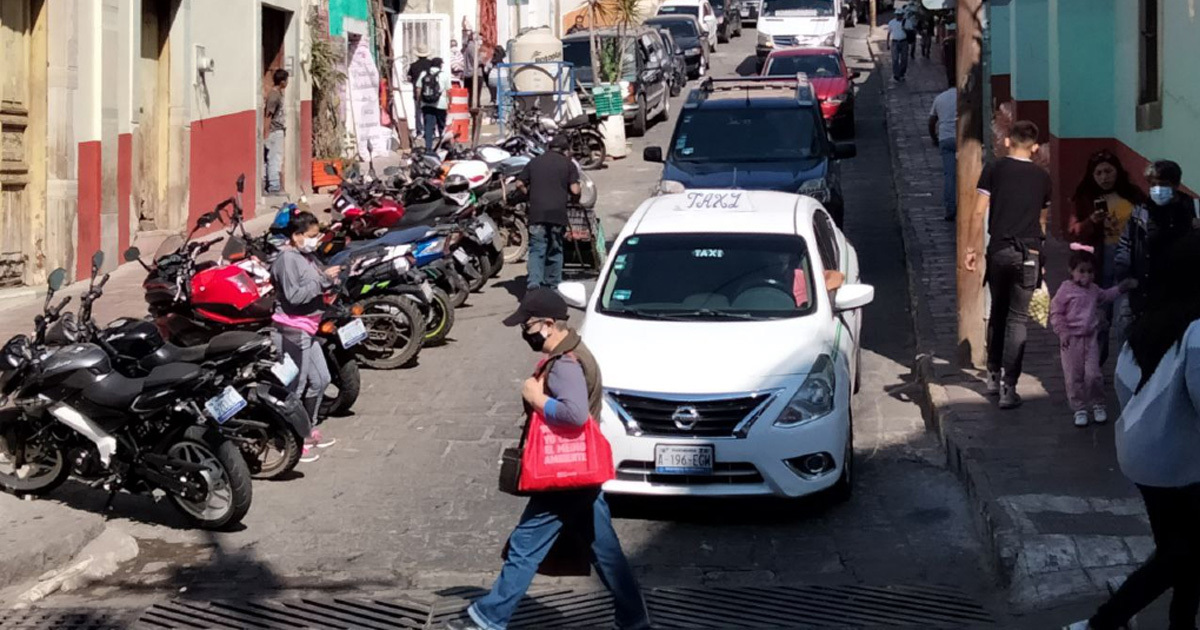 Graban a conductores de plataformas agrediendo a chofer de una grúa en Guanajuato capital