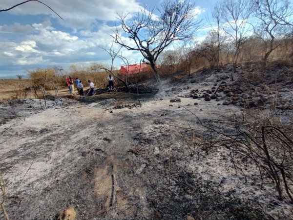 Huachicoleros causan incendio junto a Sierra de Pénjamo: explotó depósito de combustible