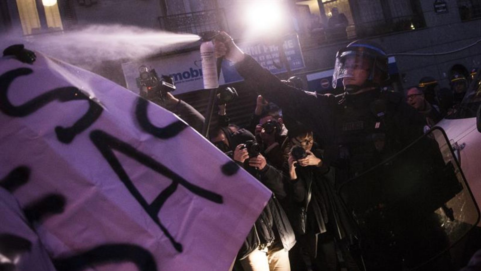 Aumentan protestas en Francia antes del funeral del joven asesinado; gobierno despliega 45 mil agentes