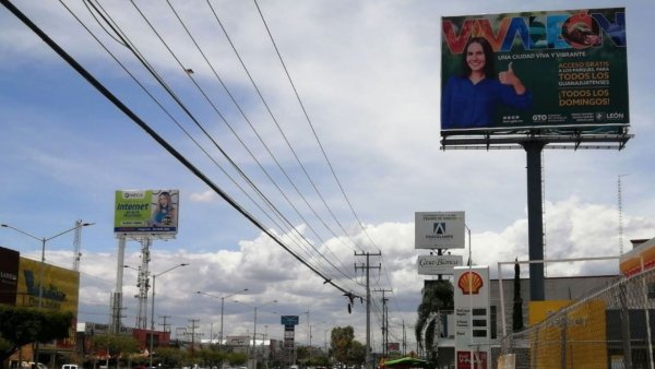 ‘Aparece’ publicidad en Celaya que promociona a León como capital del calzado