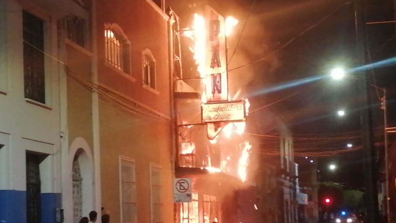 Abandonada y en cenizas quedó panadería de la Donato Guerra, tras incendio en León 