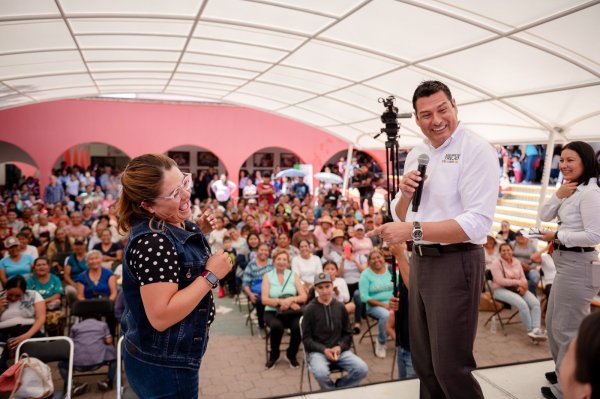 Alcalde Mauricio Trejo hace entrega de apoyos a familias de San Miguel