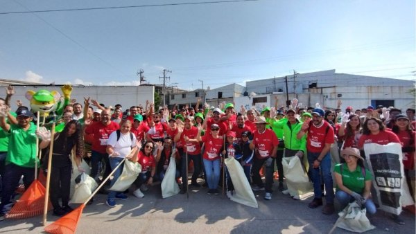 Guanajuatenses sacan palas y costales y limpian calles y áreas verdes