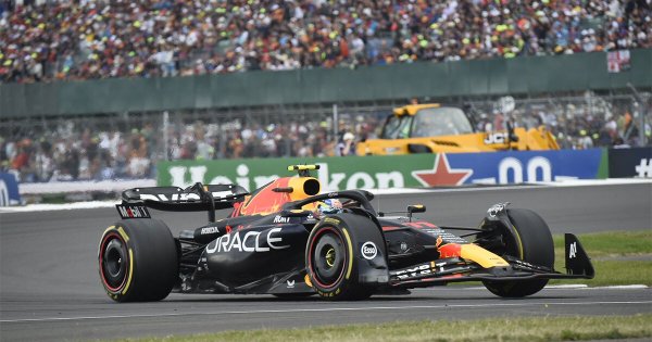 Checo Pérez da gran remontada intimidando a Sainz y Alonso; Verstappen gana GP de Gran Bretaña