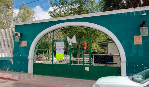 Alumnos de San Felipe llegan a clases y encuentran a mujer muerta en su salón